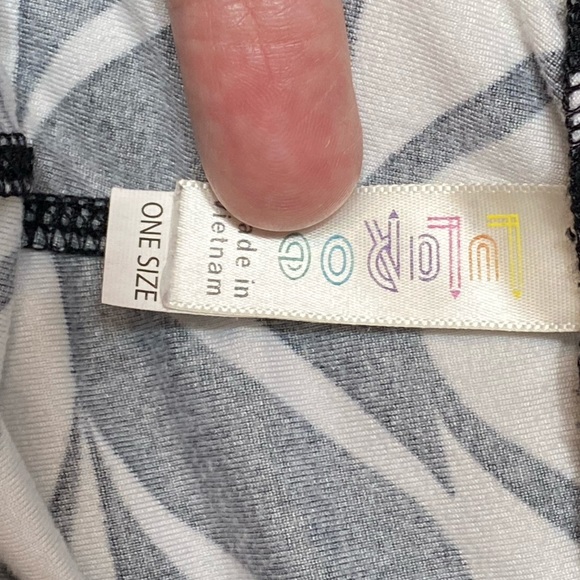 LULAROE super soft leggings BLACK CHEVRON ONE SIZE FITS MOST - Picture 3 of 6